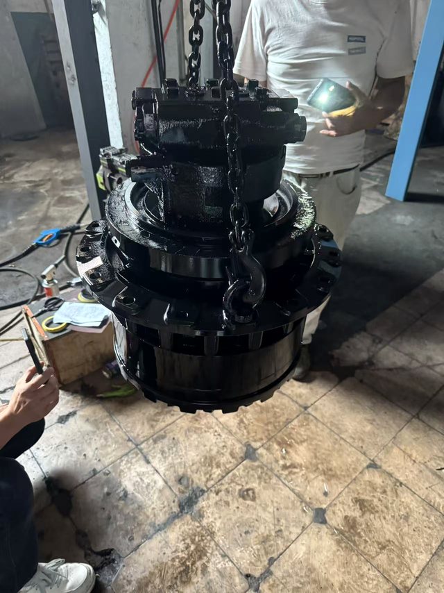 Бортовой редуктор с гидромотором хода Komatsu PC200-7 / PC200-8 (20Y-27-0050)